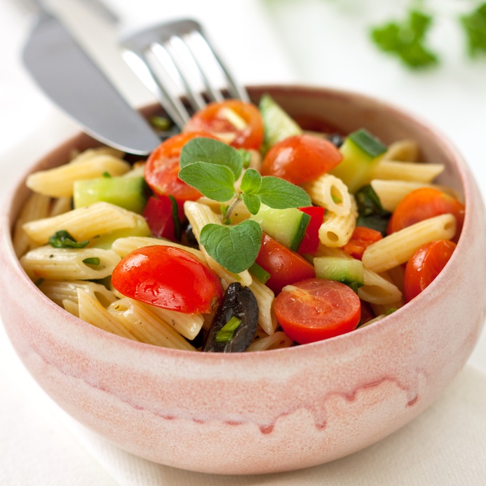 Griechischer Nudelsalat mit Senfdressing und veganem Feta